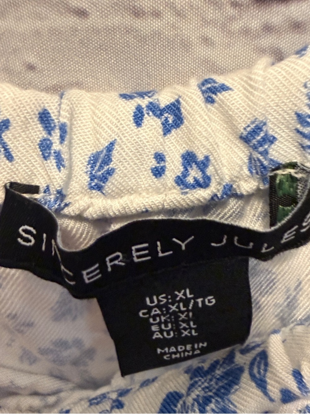 Sincerely Jules White Pants with Blue Floral Print - Picture 2 of 6
